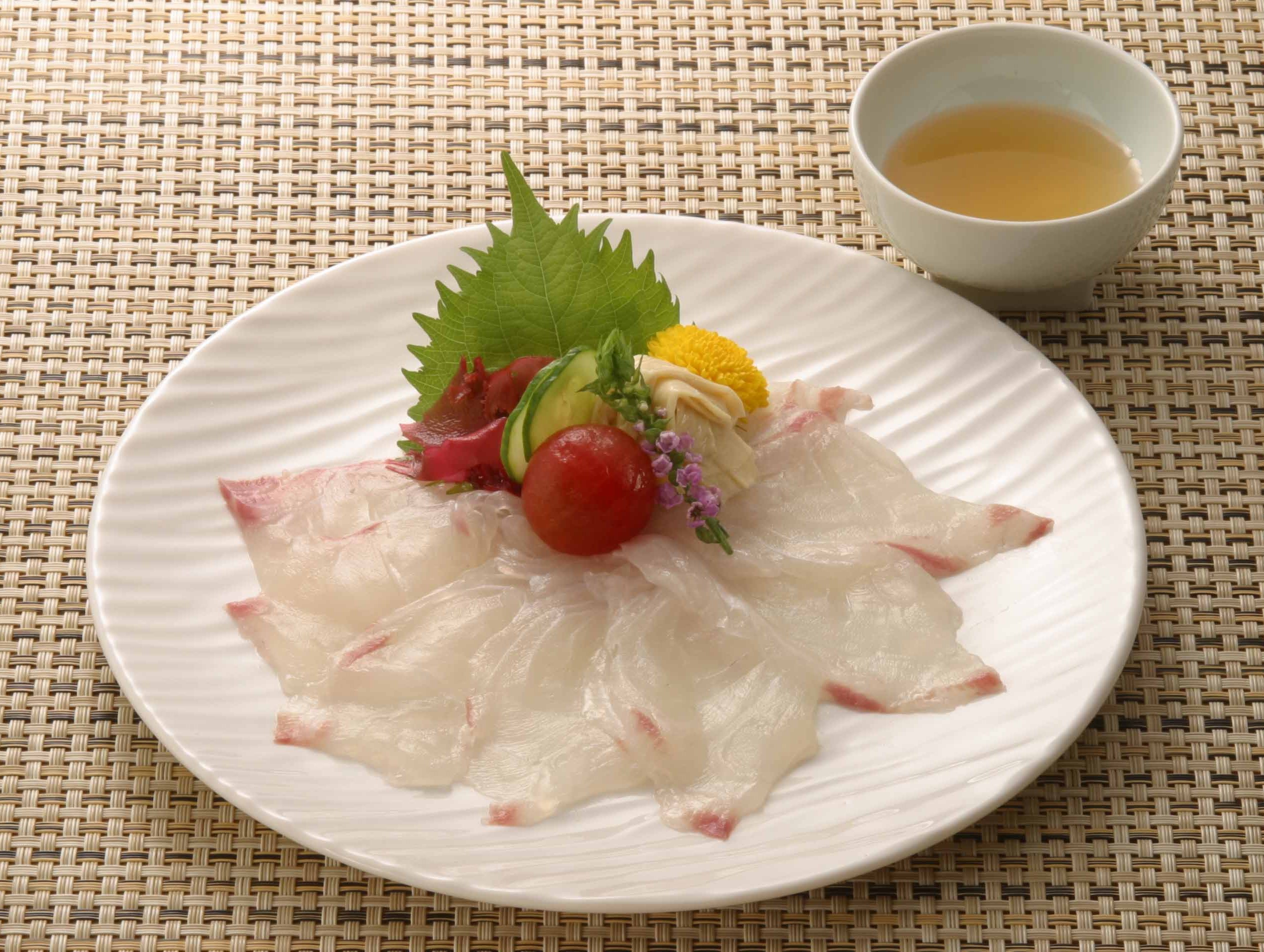 鯛のお造りを塩ぽん酢で