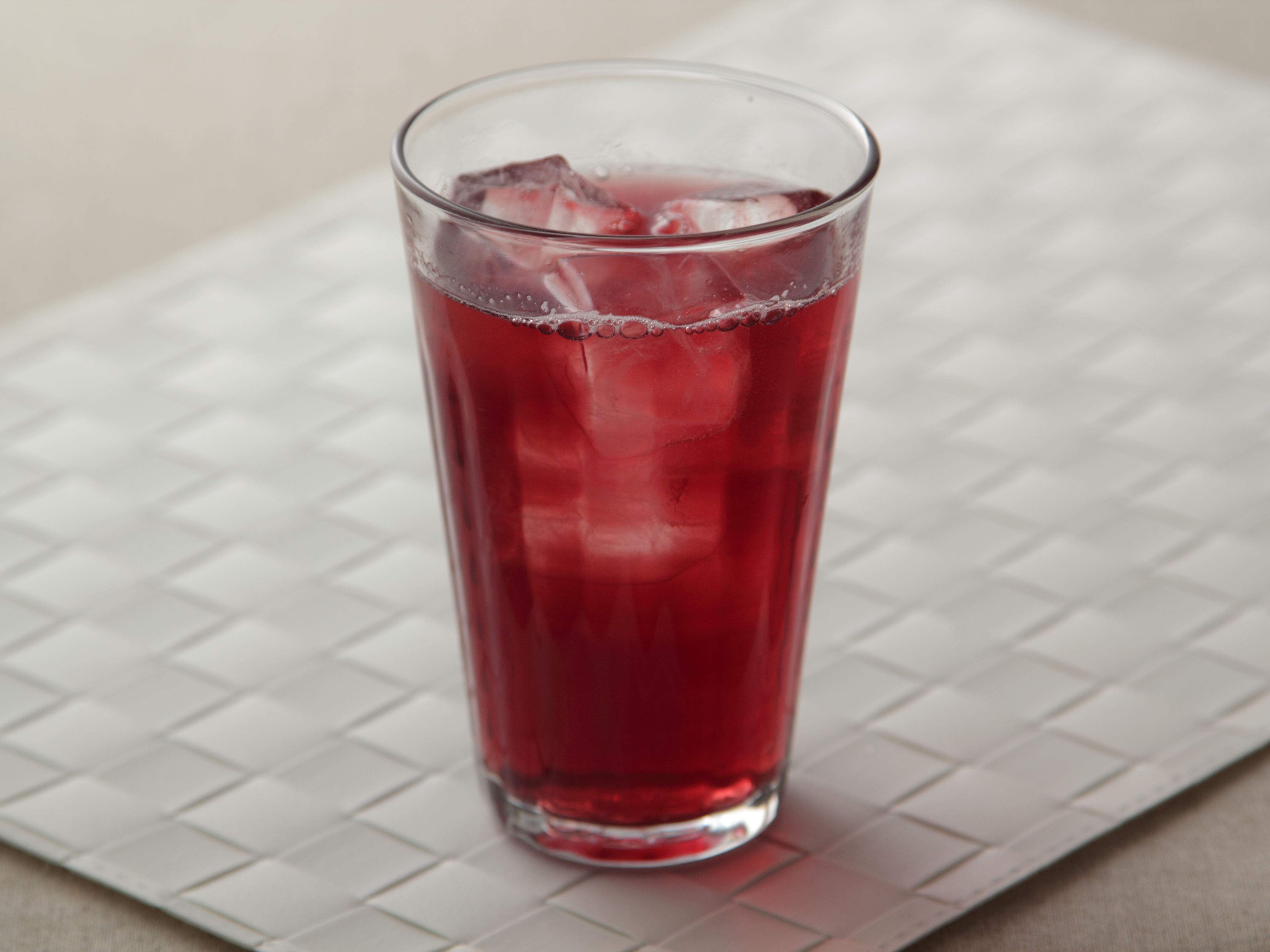 「フルーティス　黒酢ぶどう&ベリーミックス」の炭酸割り
