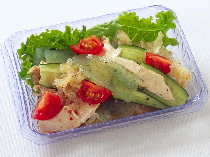 蒸し鶏ときゅうりのサラダ