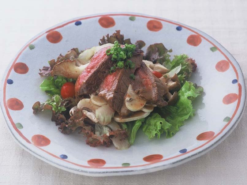 きのこと牛肉の胡麻醤油サラダ