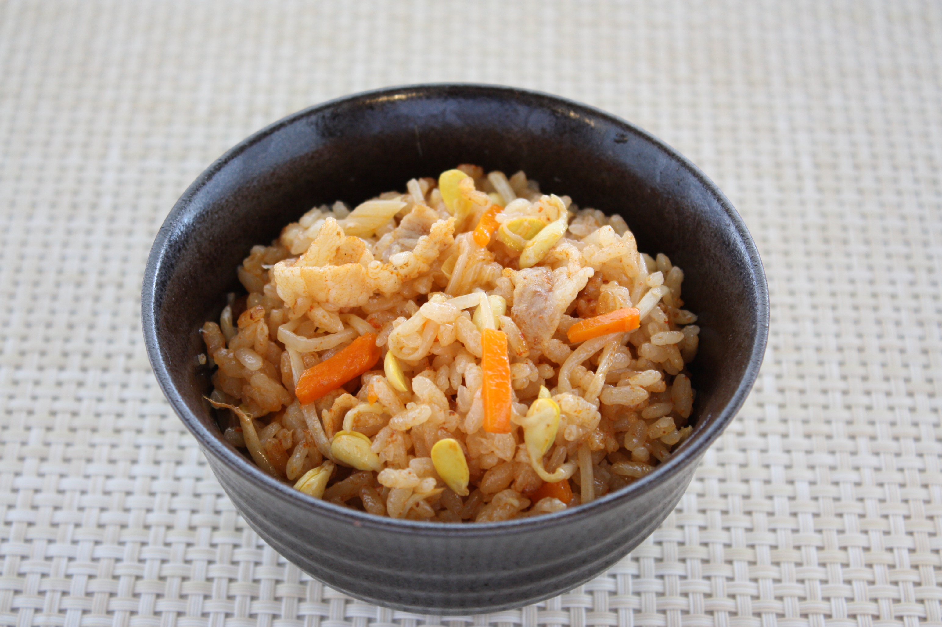 豚肉と豆もやしのピリ辛炊込みご飯