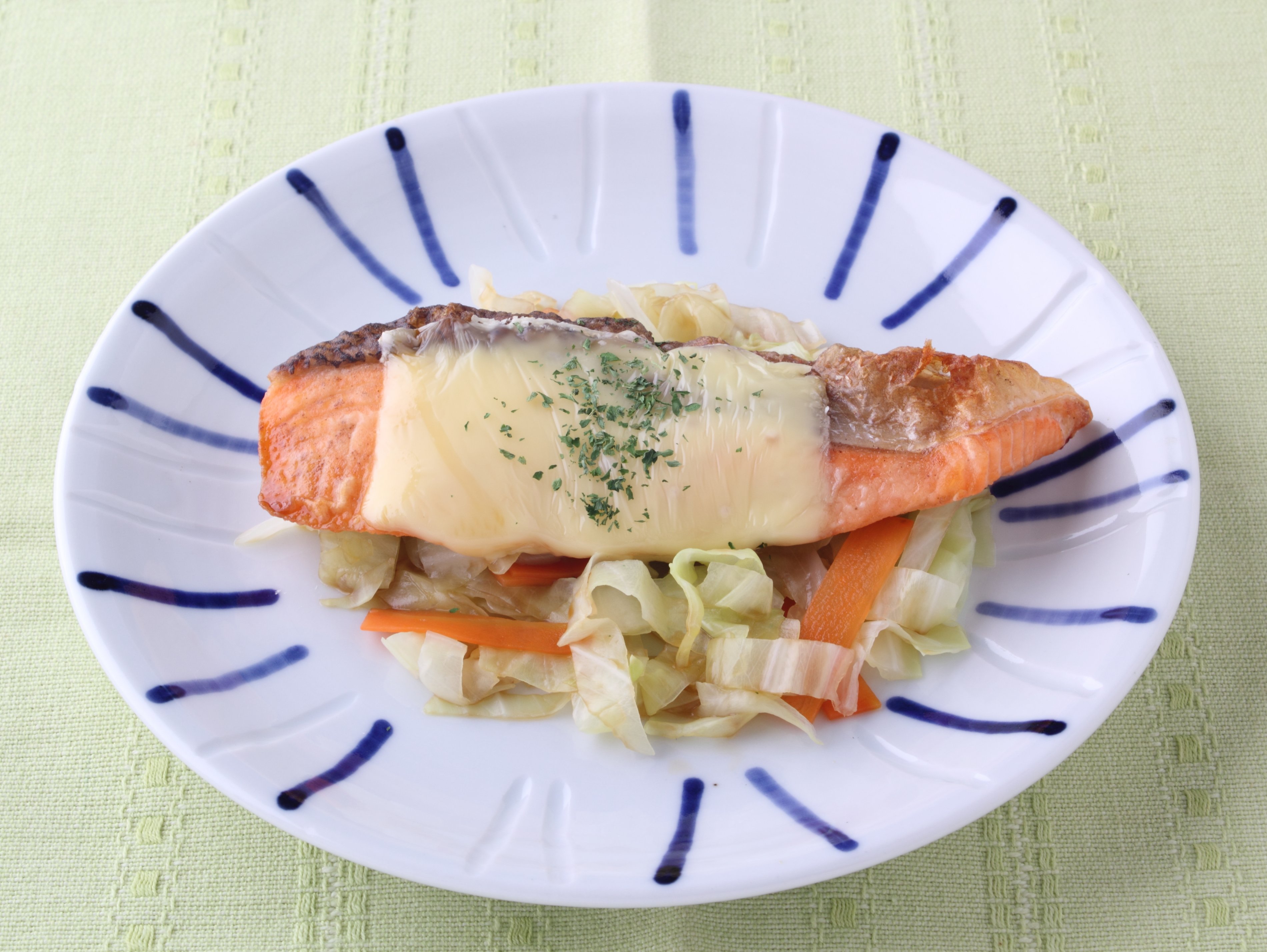 キャベツと鮭のチーズ焼き