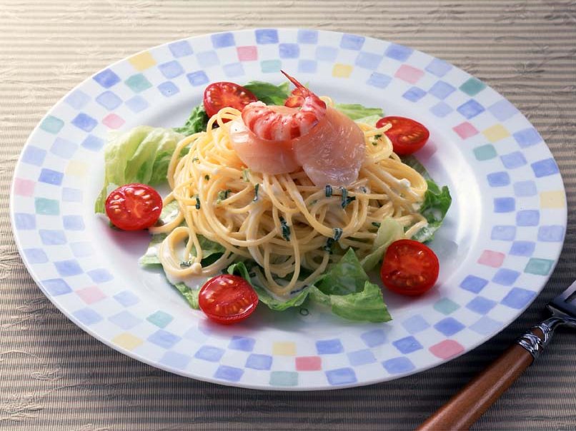 スパゲティと魚介のサラダ