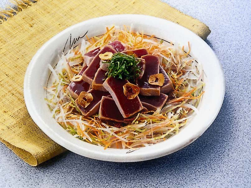 まぐろステーキと細切り野菜でのっけもり