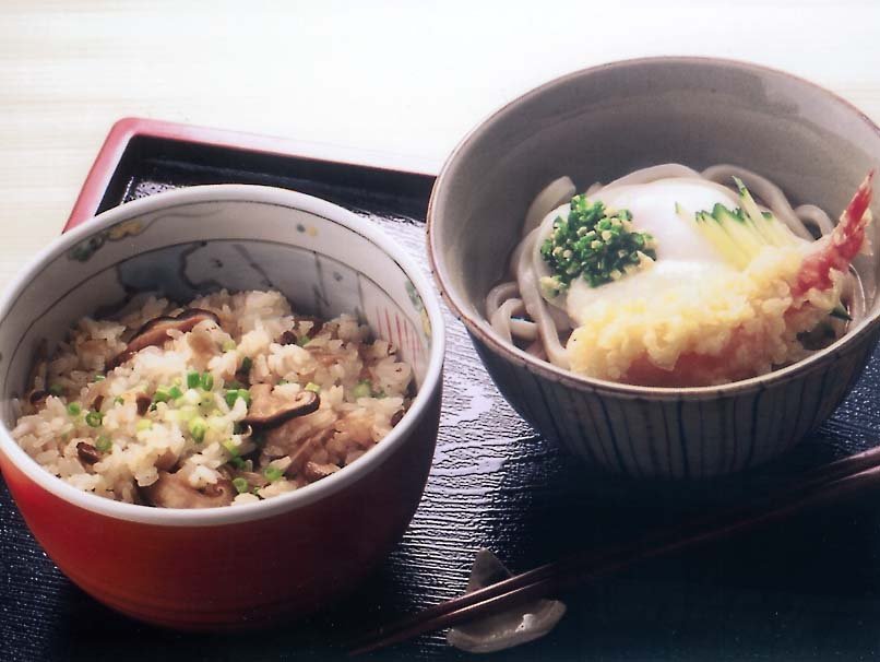 鶏ごぼうごはんと天ぷらうどん