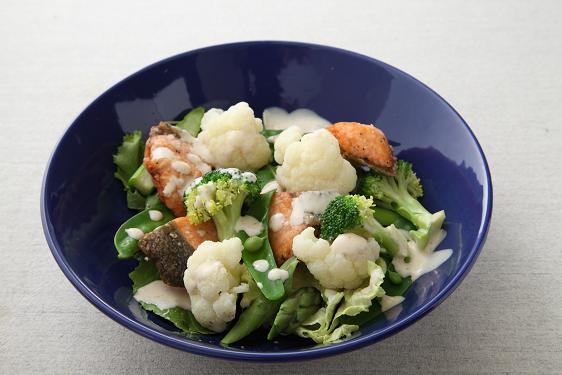 サーモンと野菜のごま豆乳ソースがけ