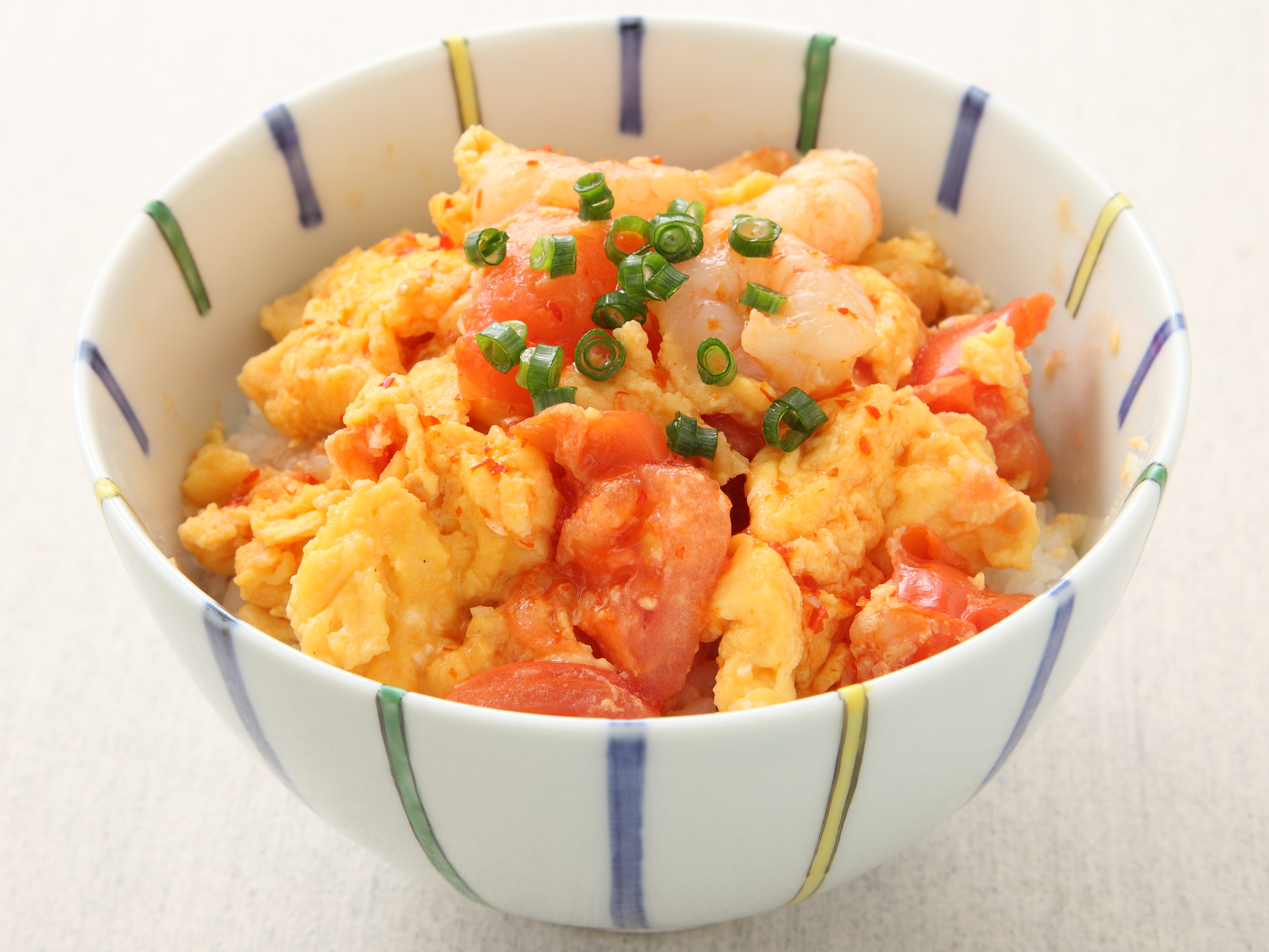 トマト入り卵炒めのチリソース丼