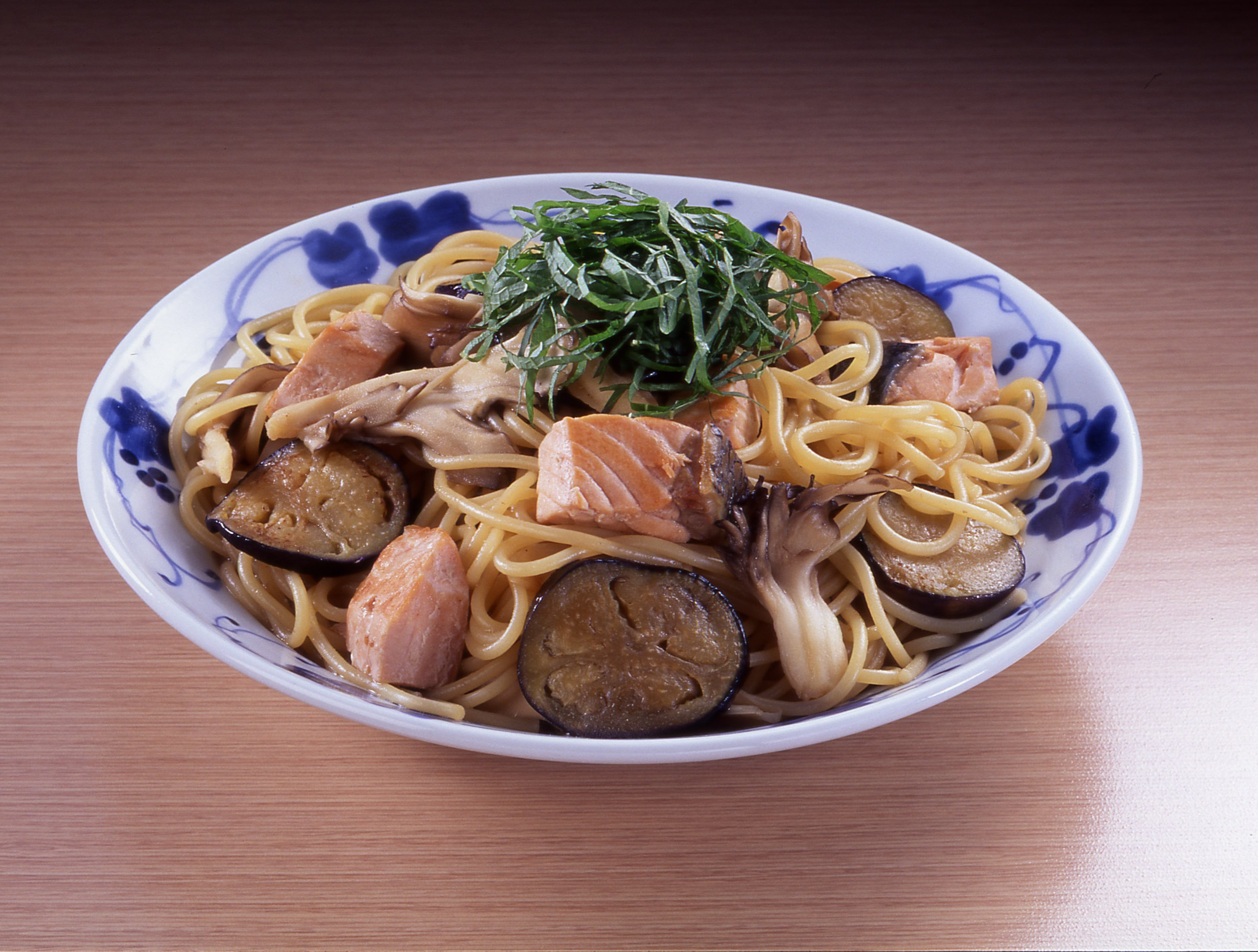 サーモンとなすとまいたけのパスタ