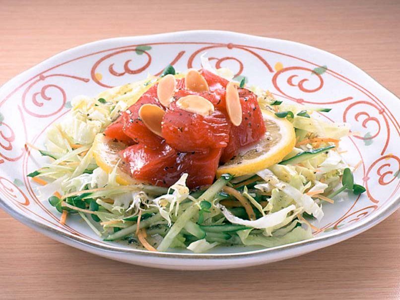 せん切り野菜とまぐろのバジリコサラダ