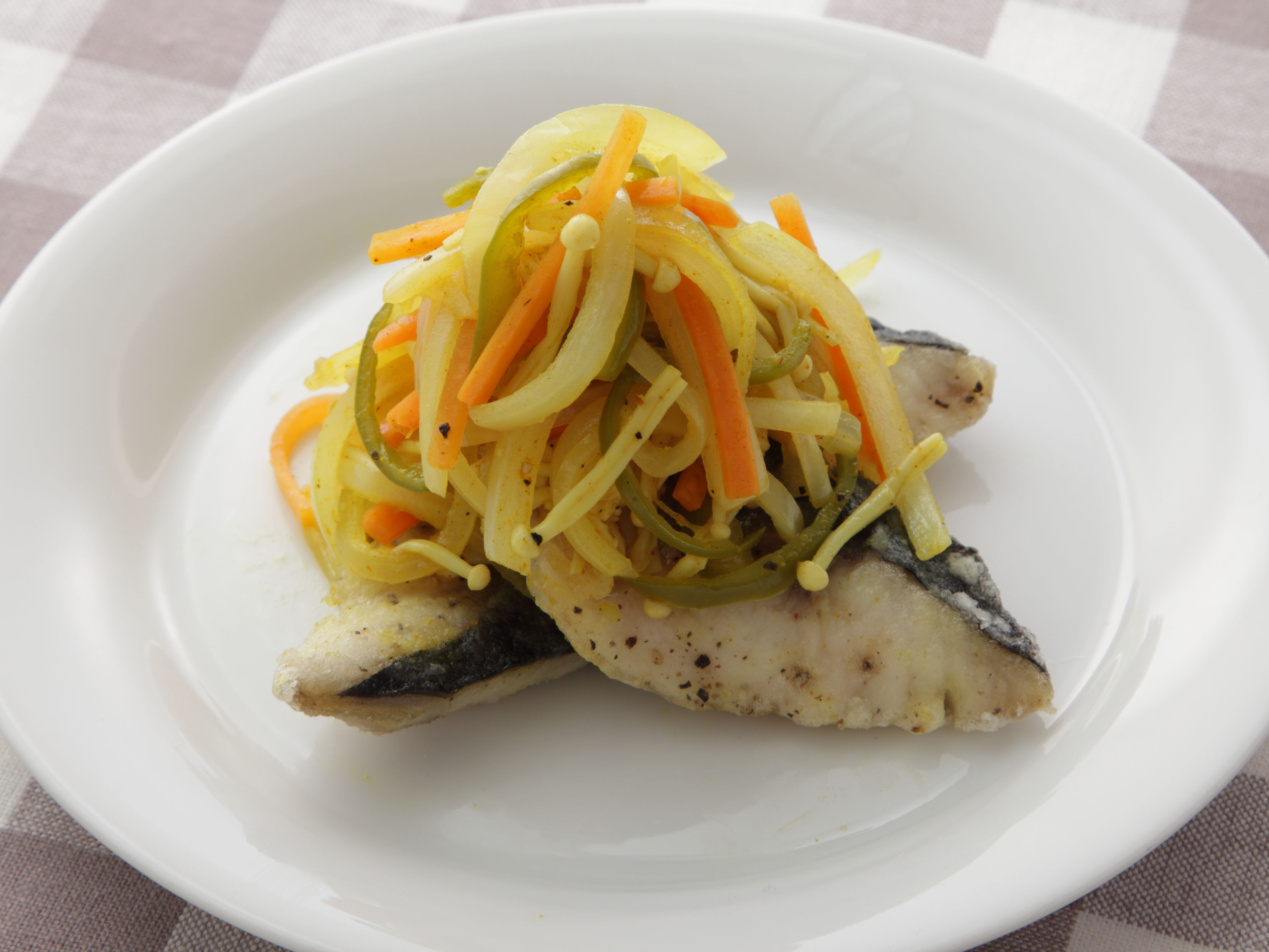 さば竜田揚げ　カレービネガー炒め野菜のせ