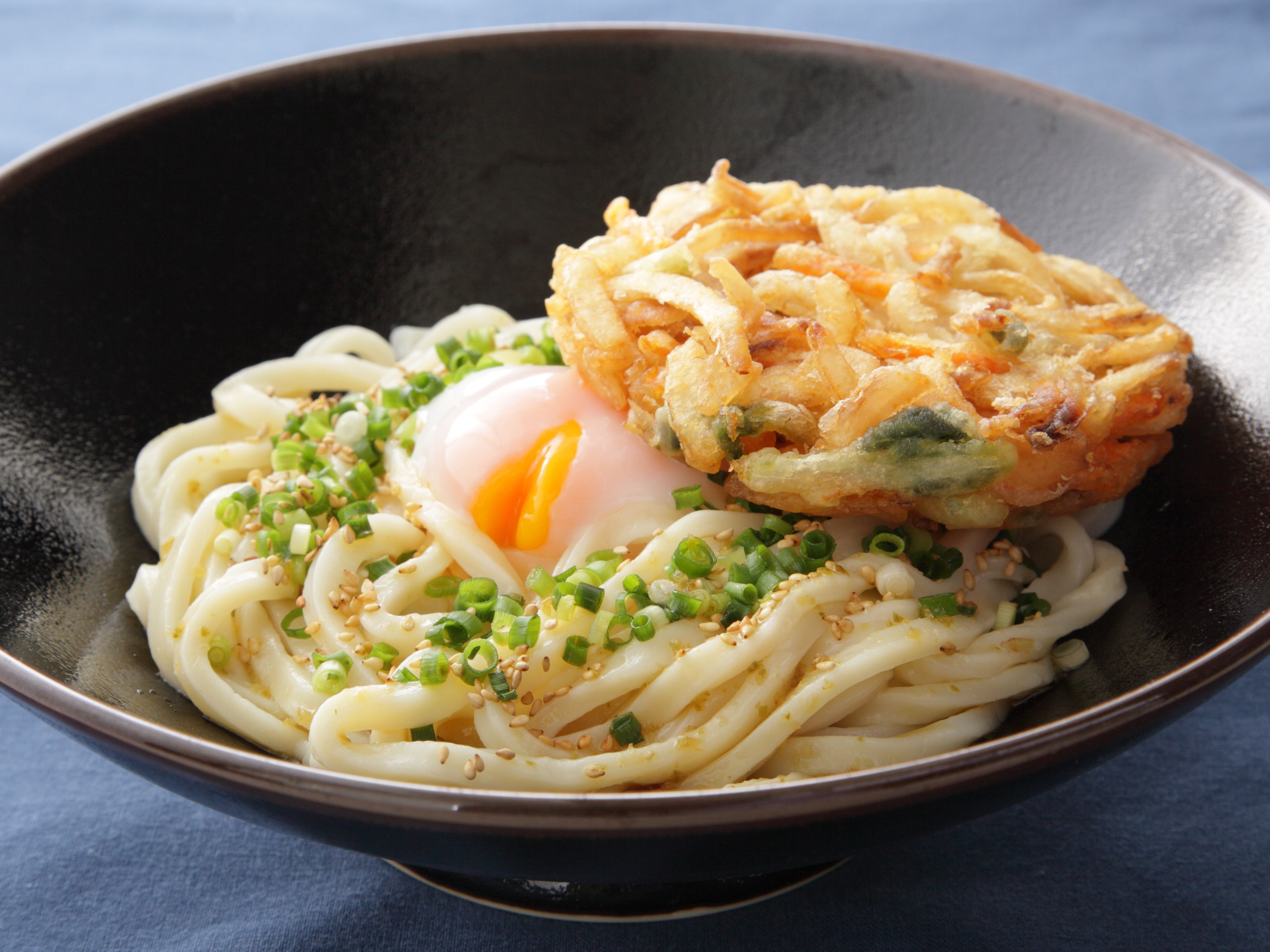 柚子胡椒風味のかき揚げ釜たまうどん