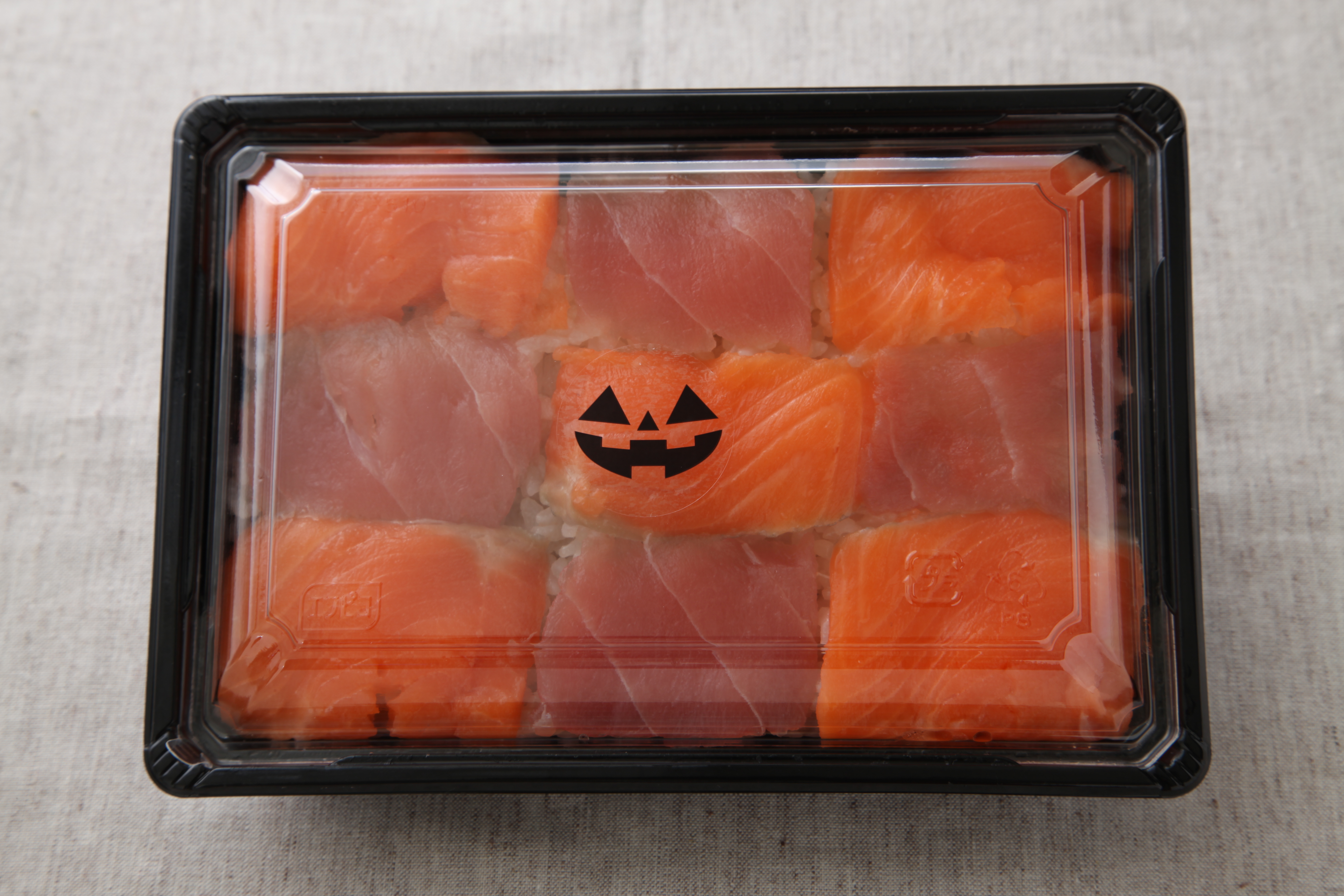 ハロウィンのちらし寿司(サーモンとまぐろの市松)