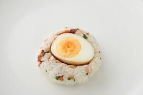 半熟卵とチャーシューのむすびすし