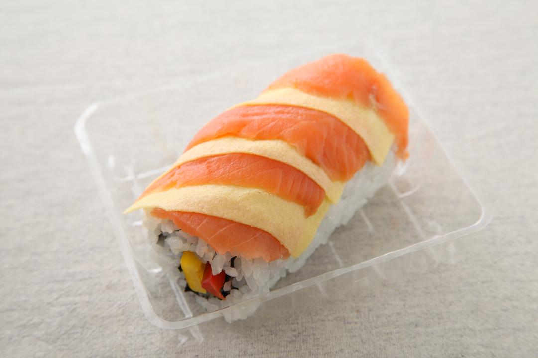 サーモンと卵のロール寿司