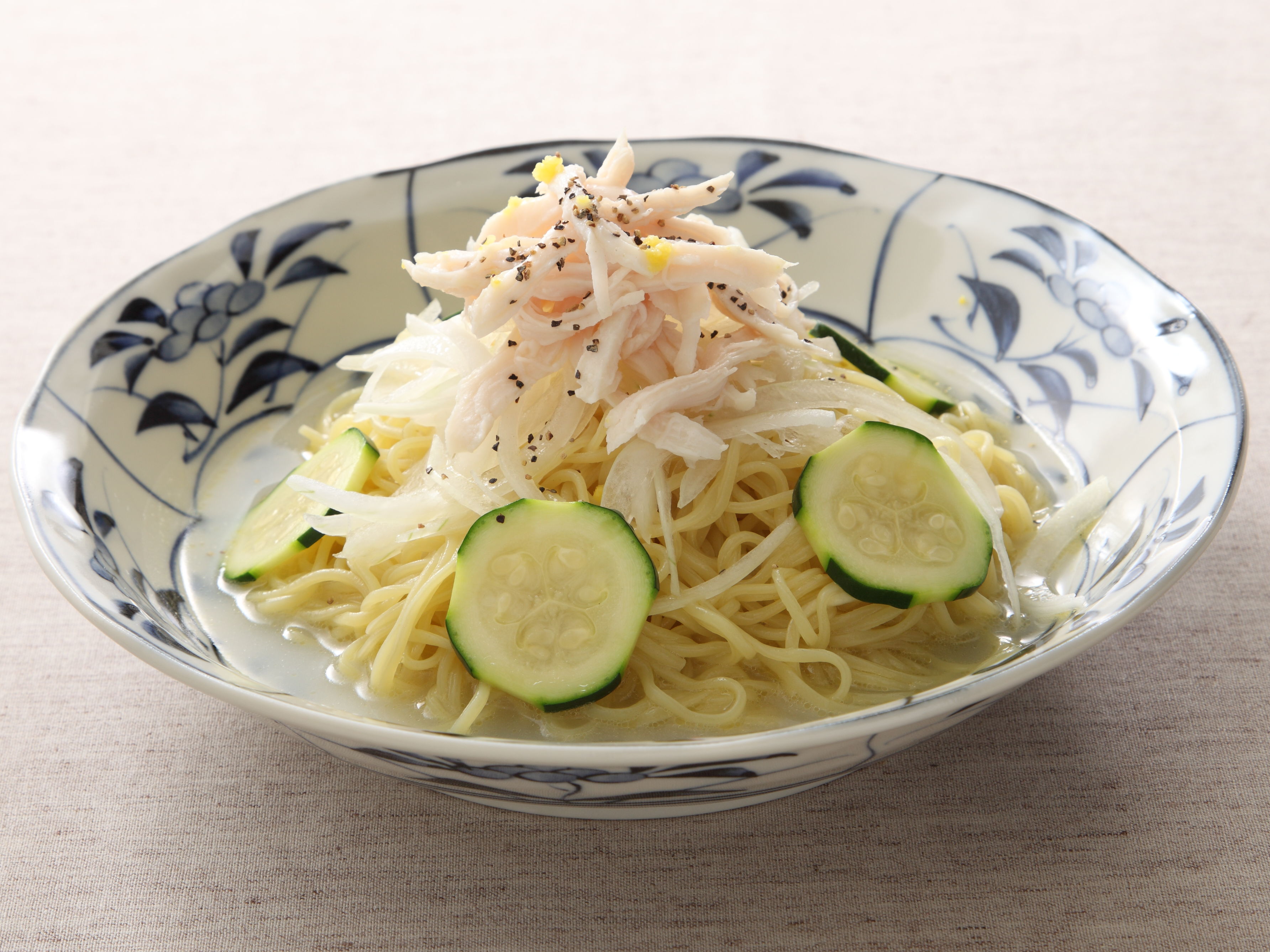 蒸し鶏とズッキーニのレモン白湯そば