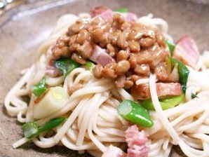 うどんのベーコン納豆パスタ風