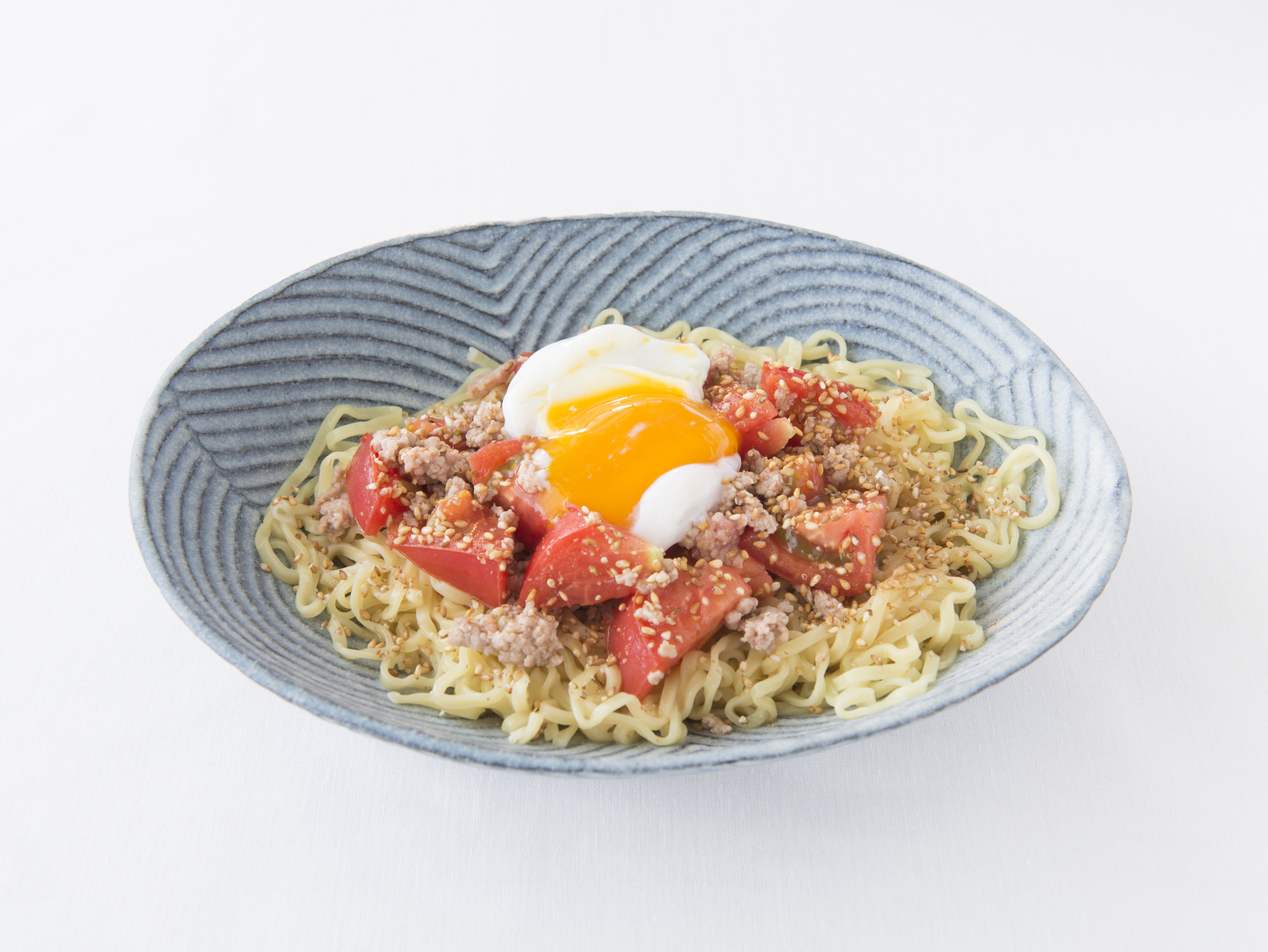 炒めトマトと温泉卵の中華混ぜ麺