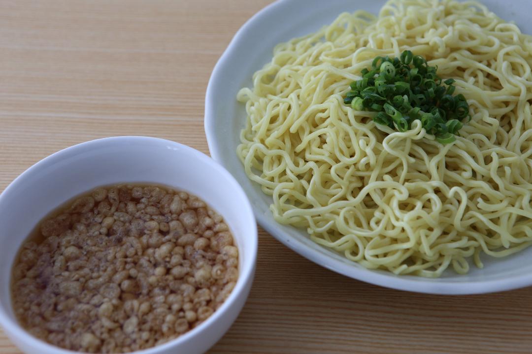 「追いがつおつゆ」と天かすとラー油で中華風つけ麺のレシピ・作り方