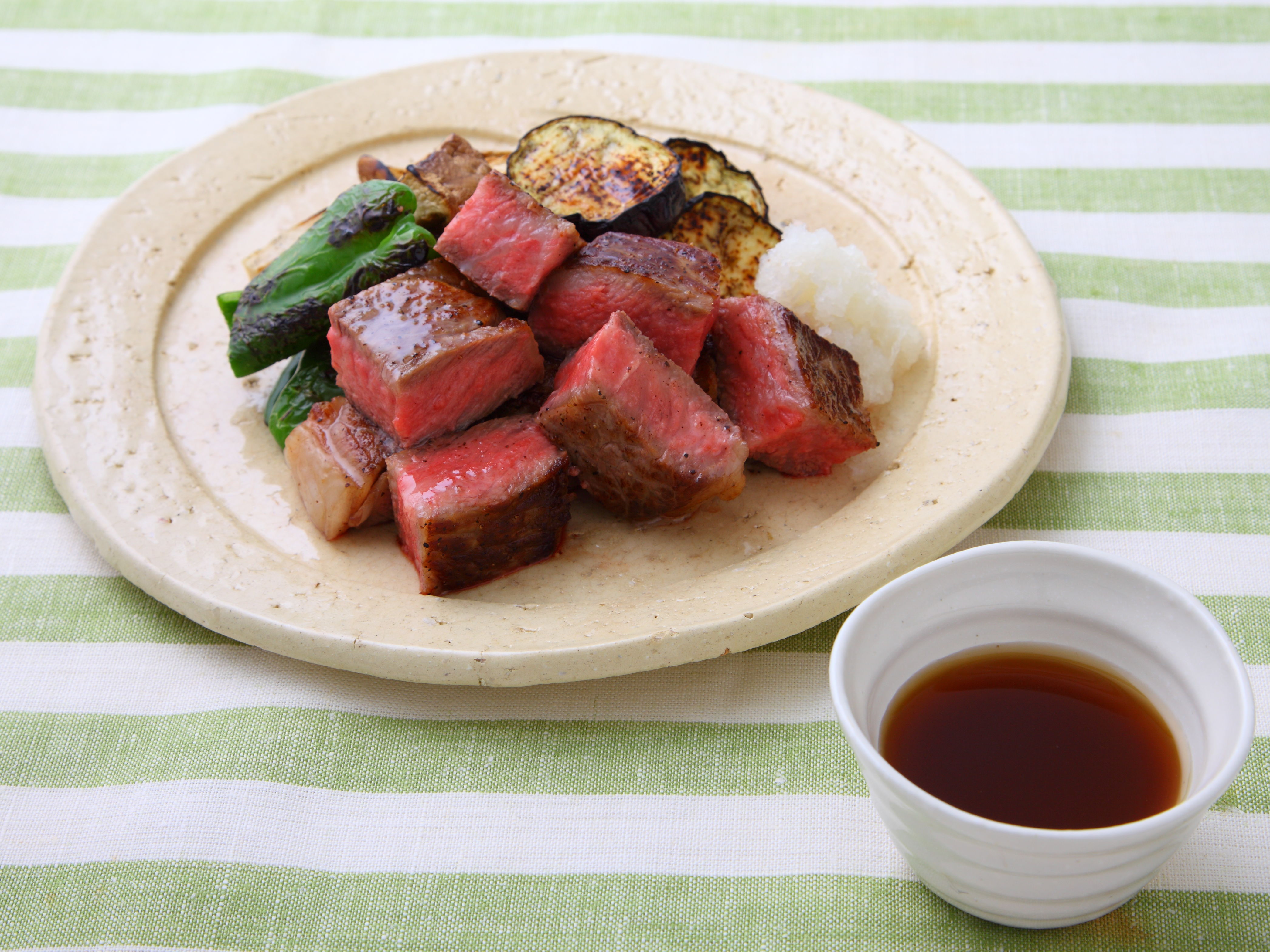 焼き野菜と牛サイコロステーキのレシピ・作り方