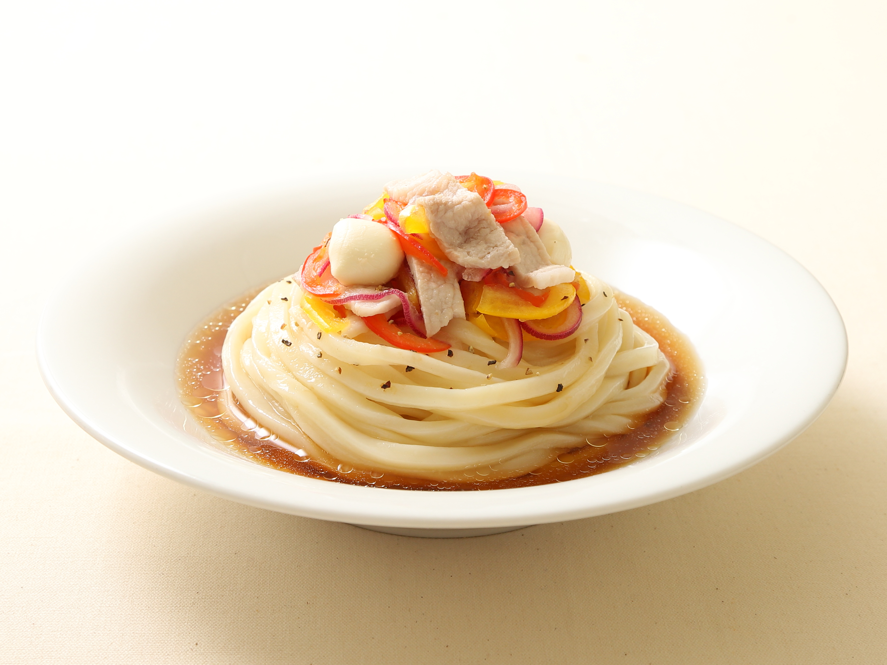 豚肉とモッツァレラチーズの彩りピクルスうどん