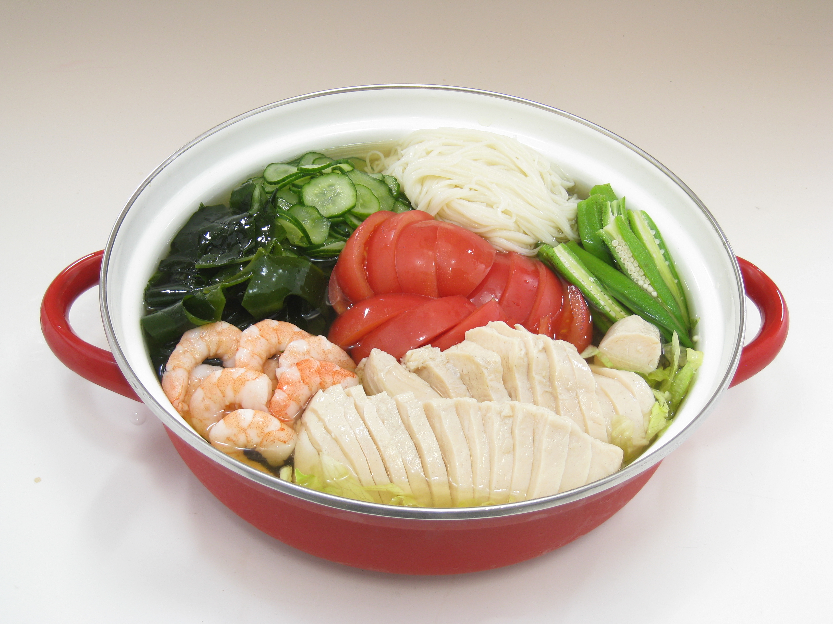 夏野菜とサラダチキンの冷やし鍋のレシピ・作り方