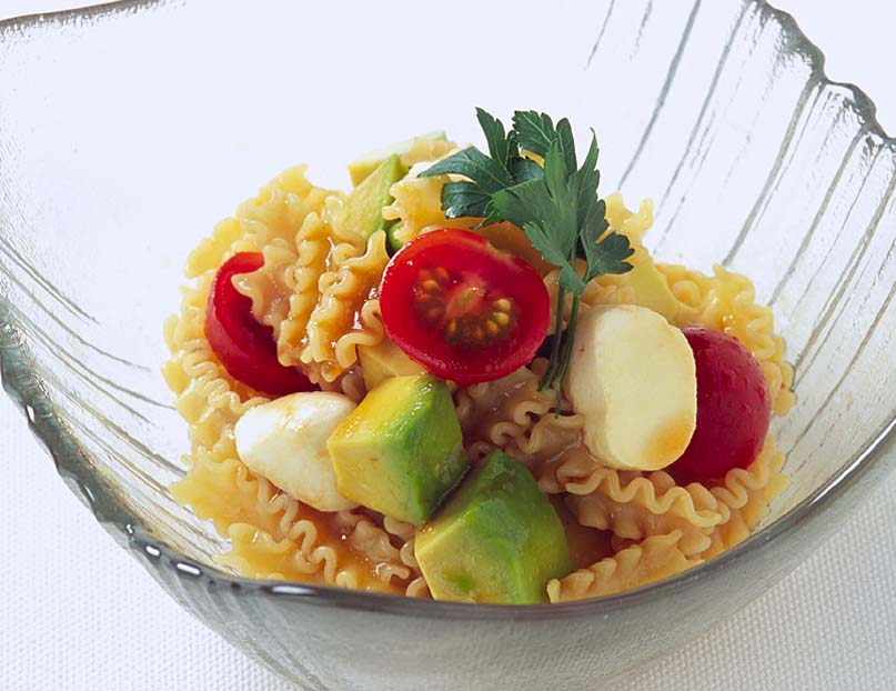 アボカドとモッツァレラの冷製マカロニ山葵風味