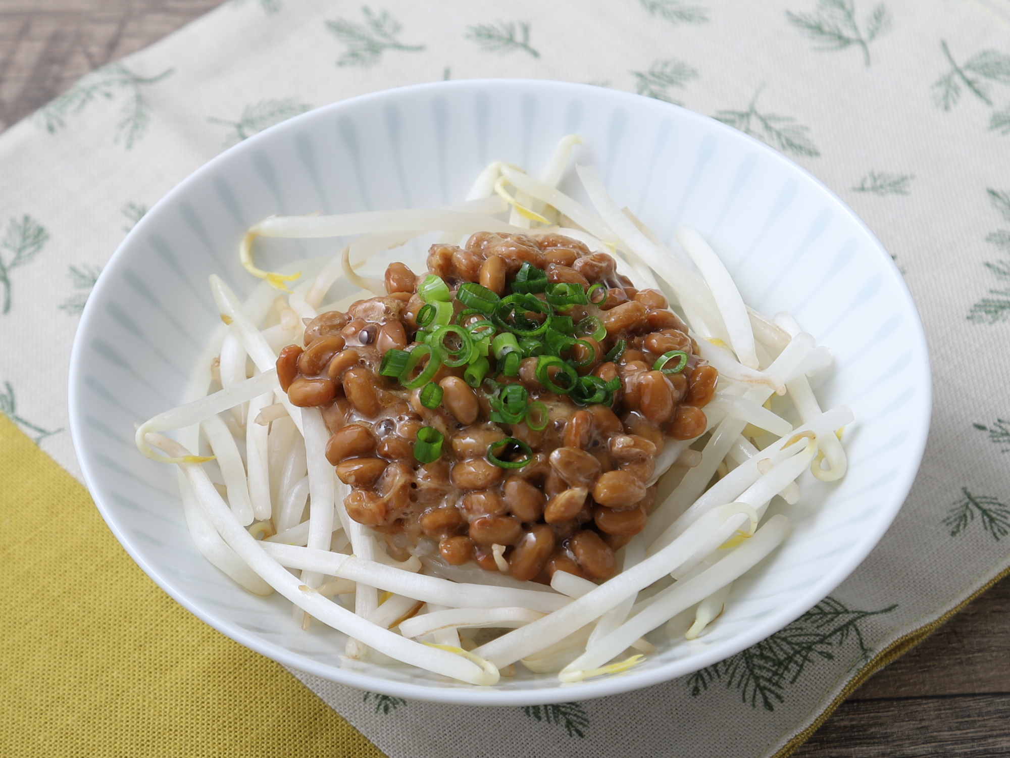 レンチンもやしの納豆がけ（生姜焼タレ味）