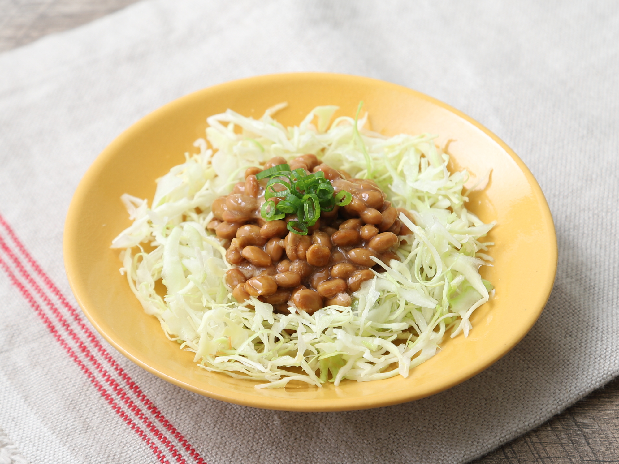 シャキシャキキャベツの納豆がけ（生姜焼タレ味）