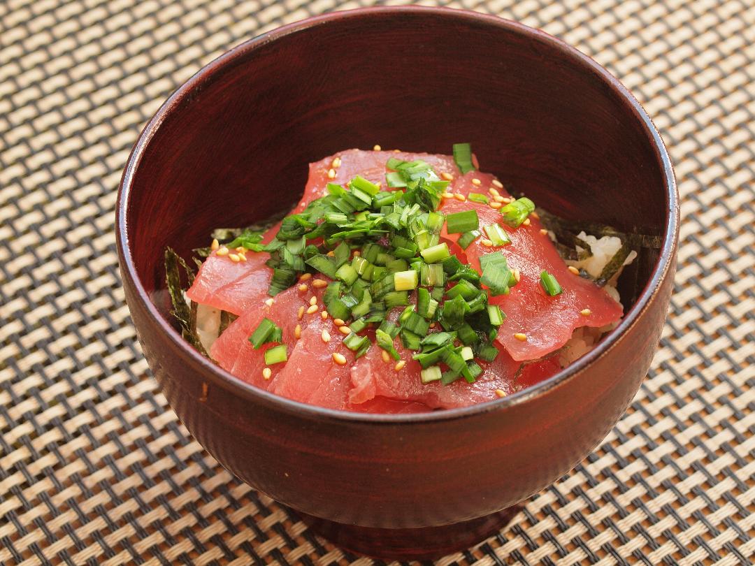 まぐろのにらぽん酢丼