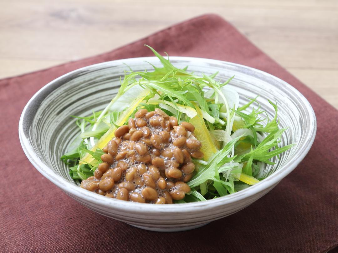 パプリカとたまねぎの梅風味納豆サラダ