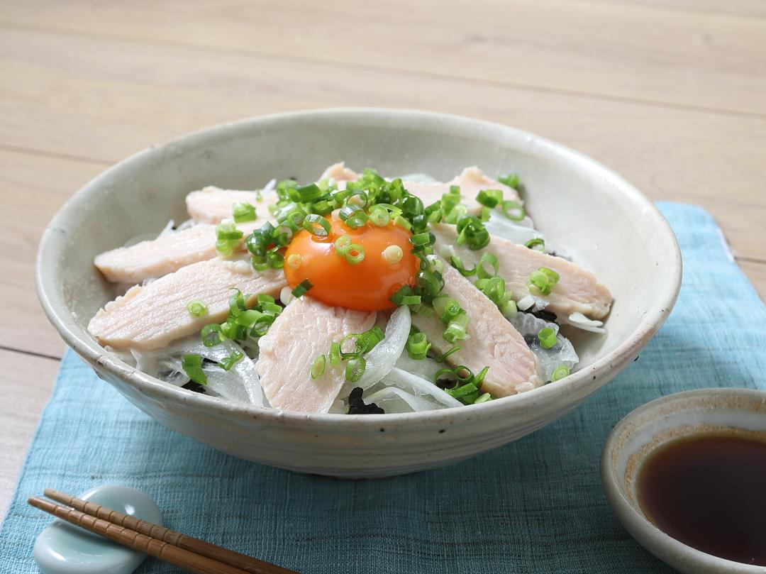 シャキシャキ新たまとサラダチキンの親子丼のレシピ・作り方