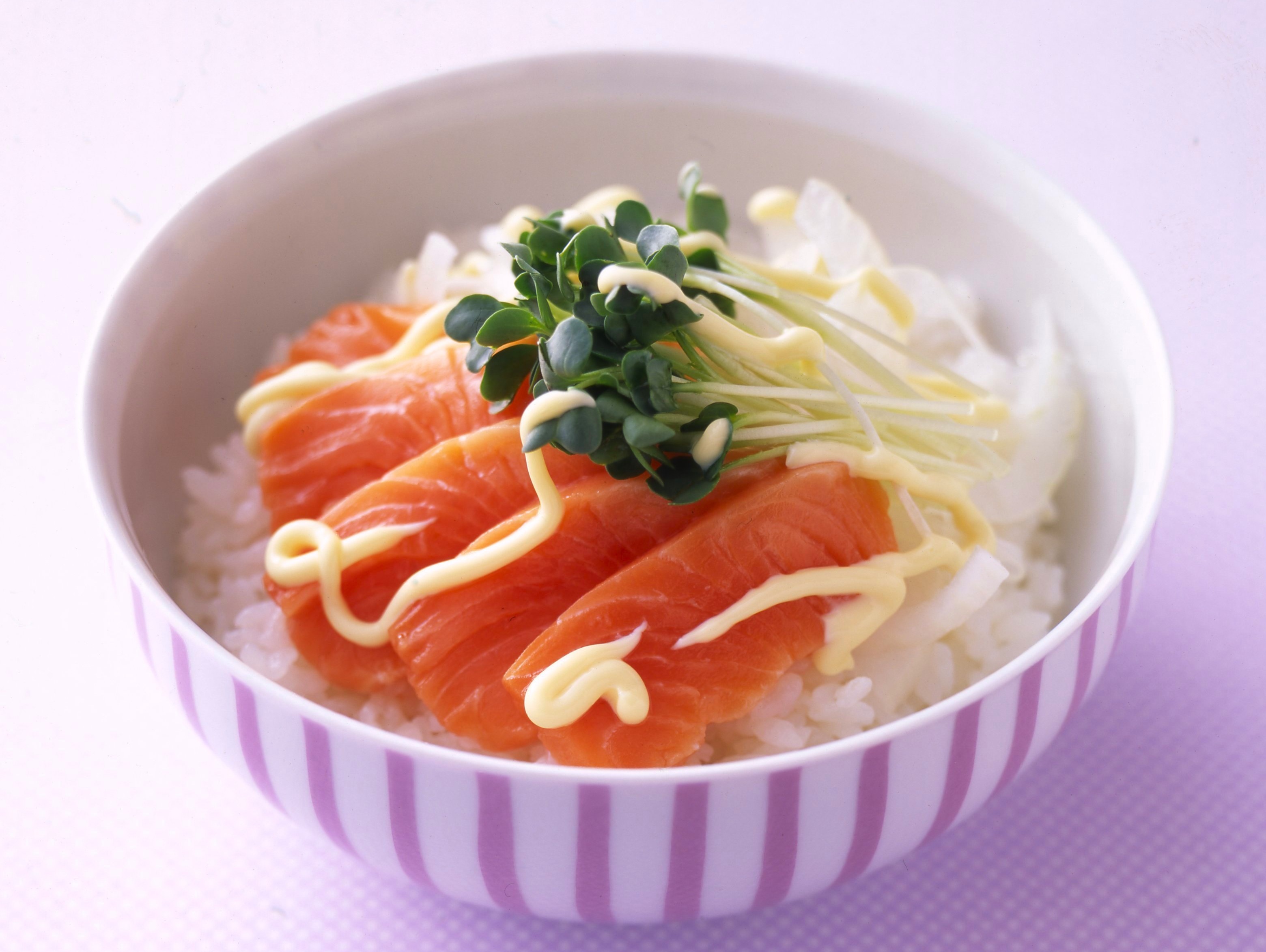 サーモン玉ねぎのすし丼