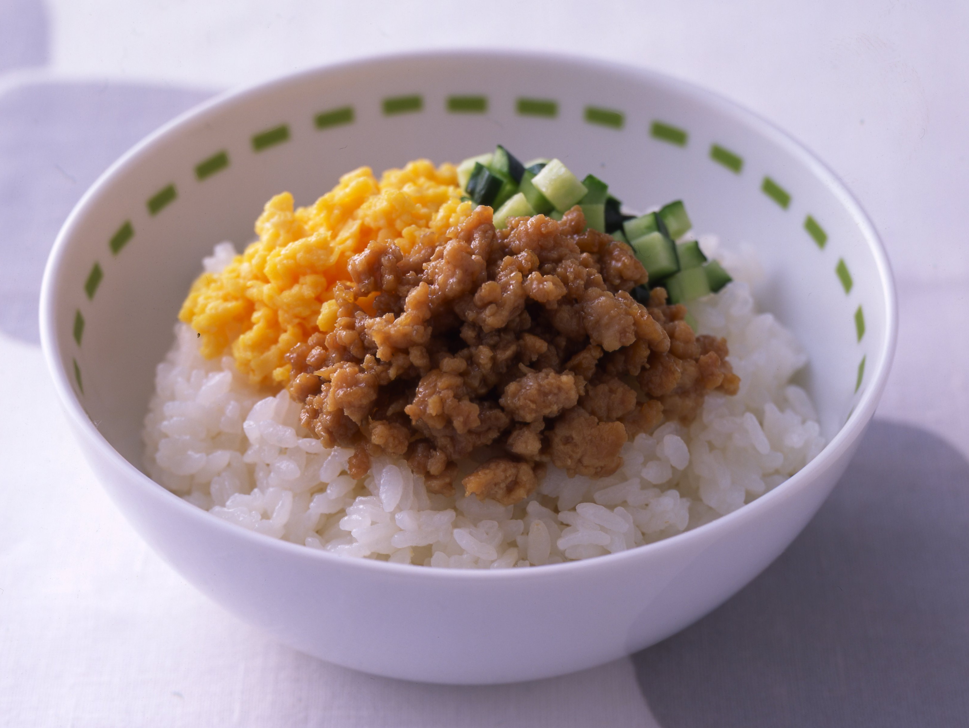 鶏そぼろのすし丼