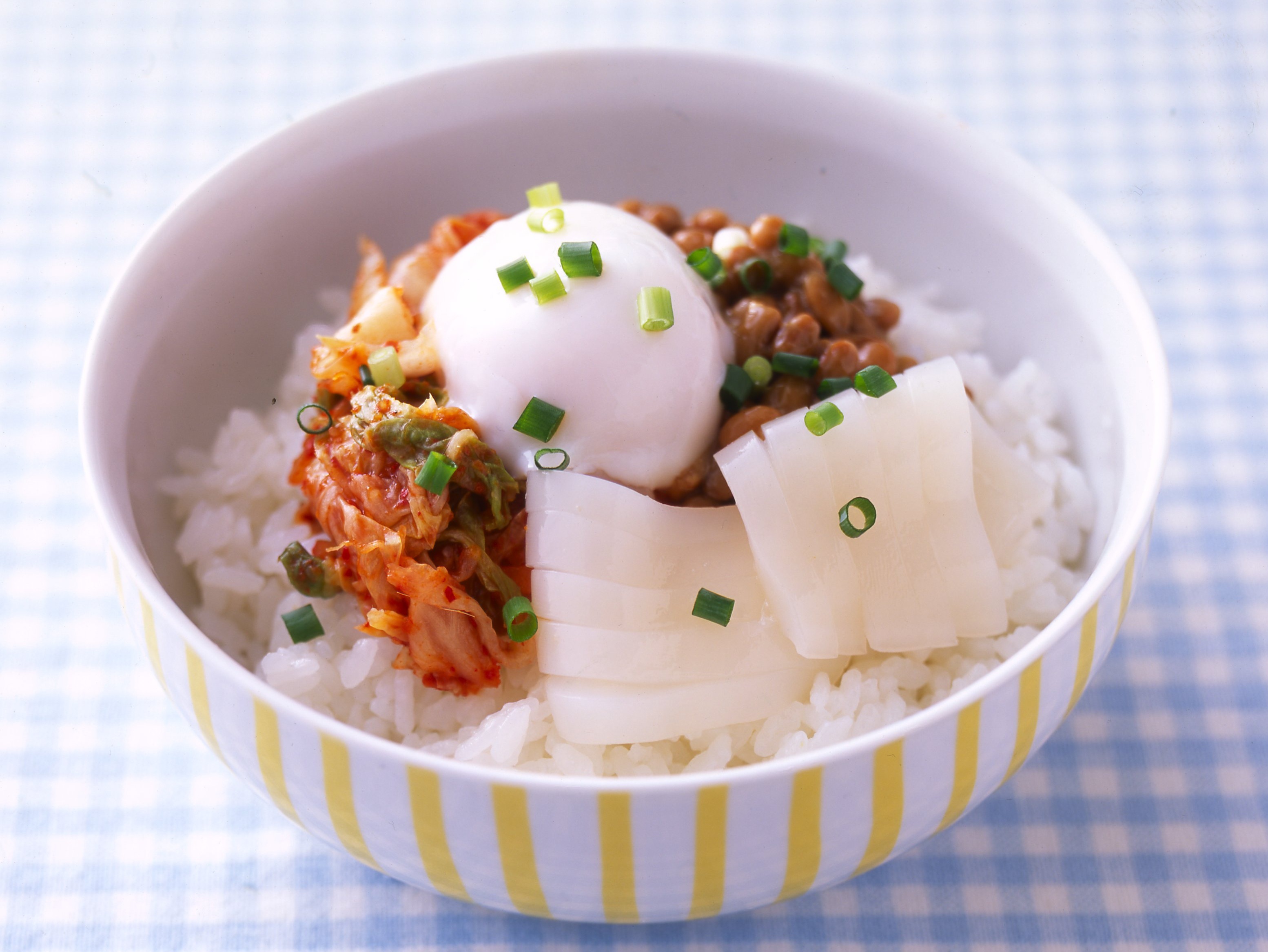 いかキムチ納豆のすし丼