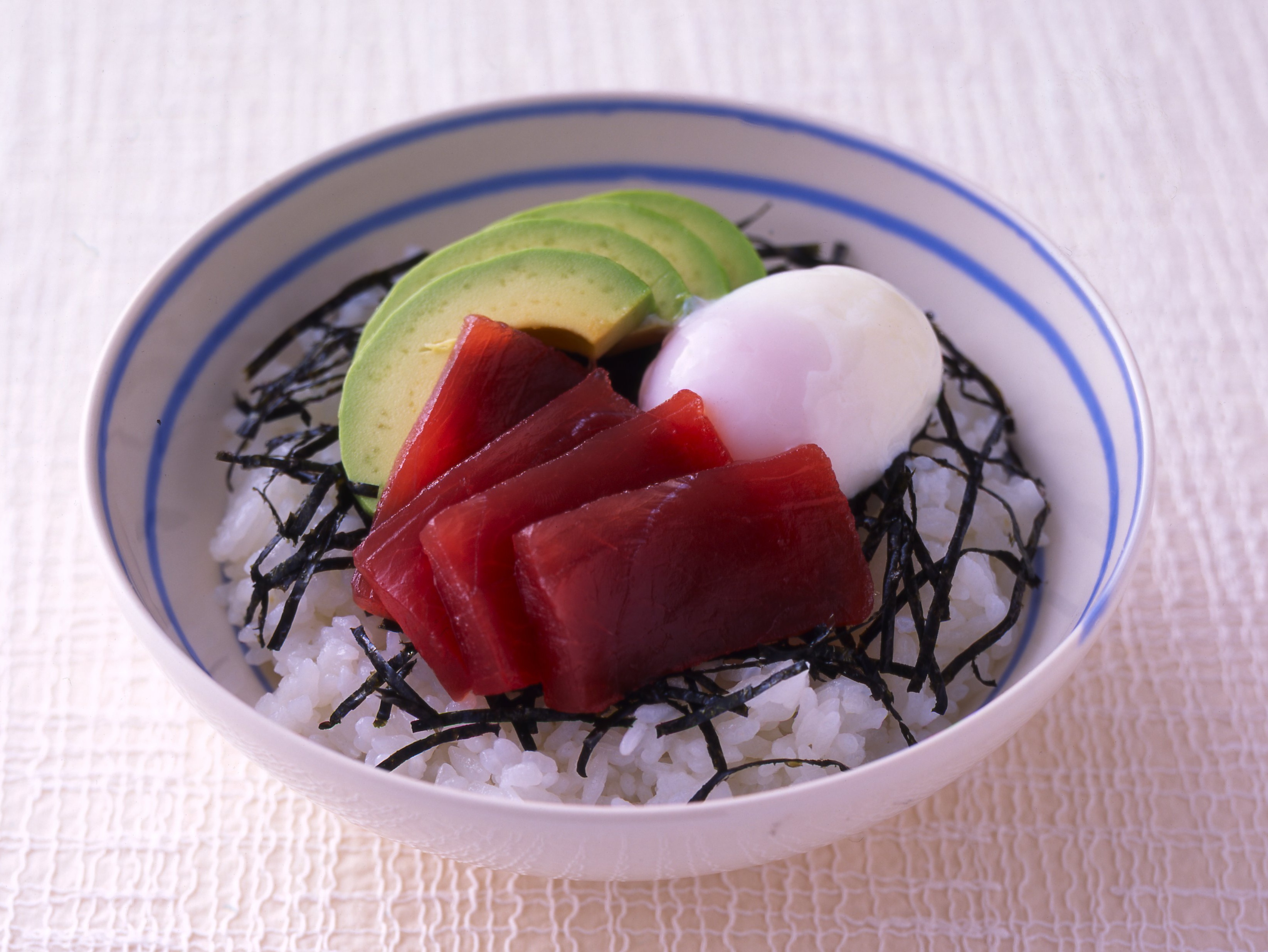 まぐろと温玉のすし丼のレシピ・作り方