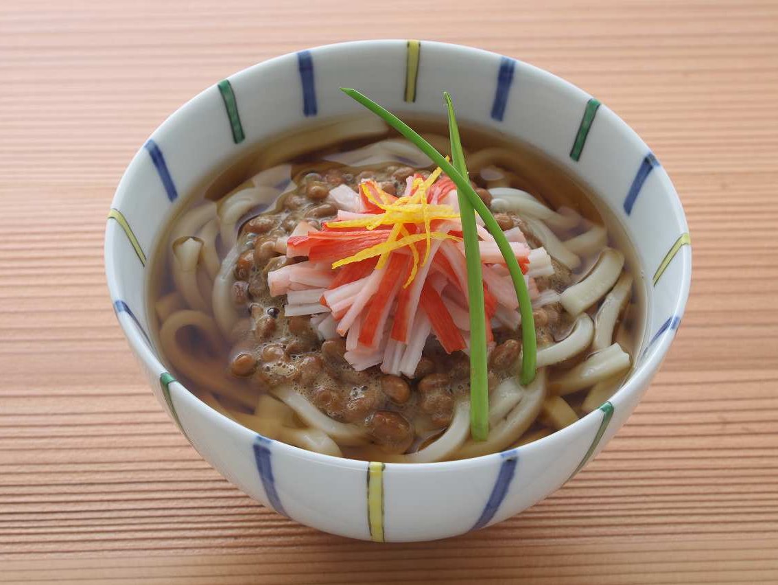 かにかま納豆紅白うどんのレシピ・作り方