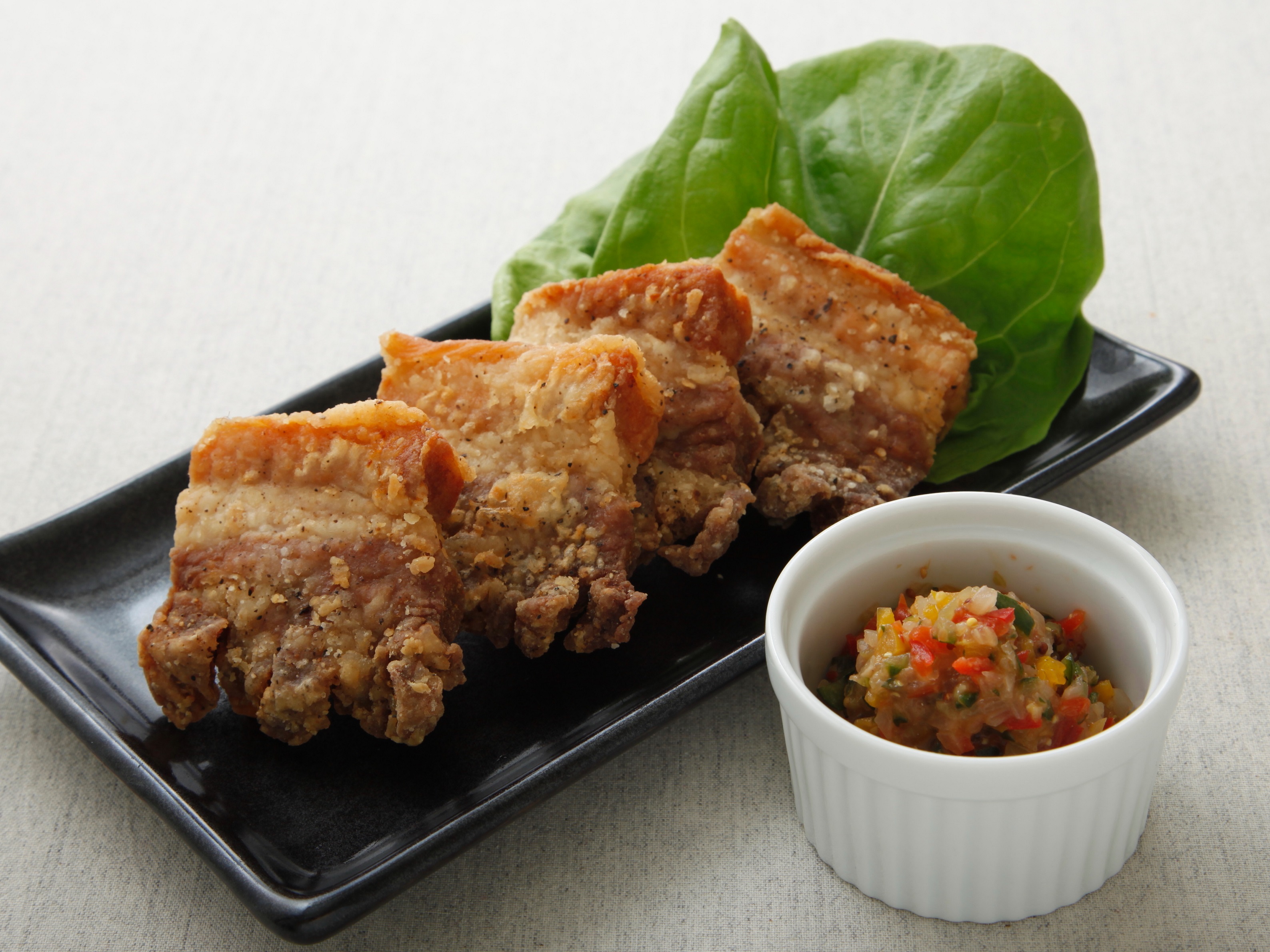 揚げ豚のピクルスソース添え