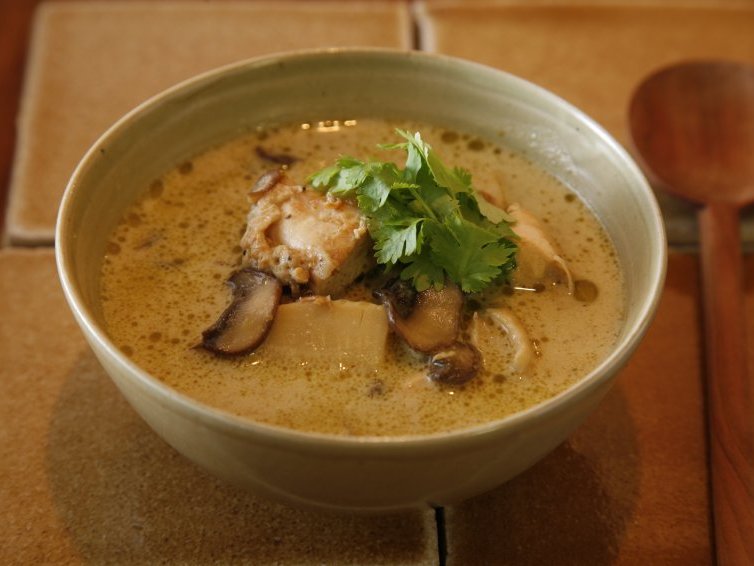 チキンとキノコのタイ風グリーンカレー酢ープ