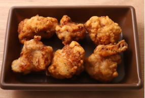 定番惣菜メニューの風味づけ