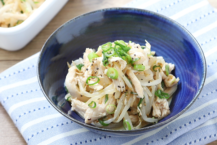 レンジでしっとり！鶏むね肉ともやしのナムル　レシピ画像