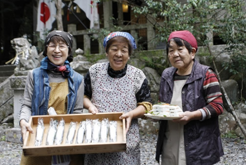 カマスずし　女性３人