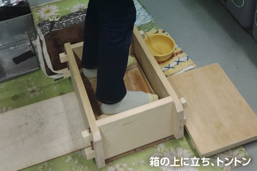 箱の上に立ち、トントン