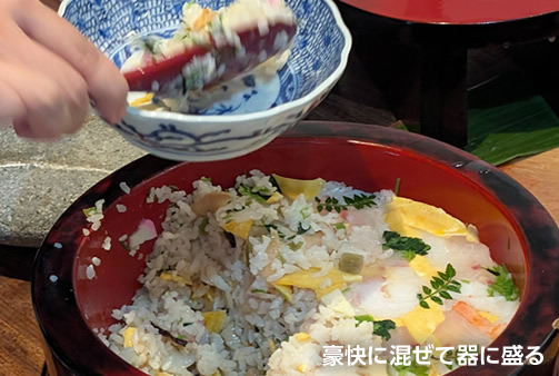 豪快に混ぜて器に盛る