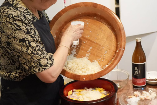冷ましたご飯を入れる