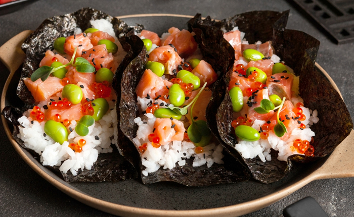 イクラやサーモンと⾖を海苔で包んだ寿司タコス