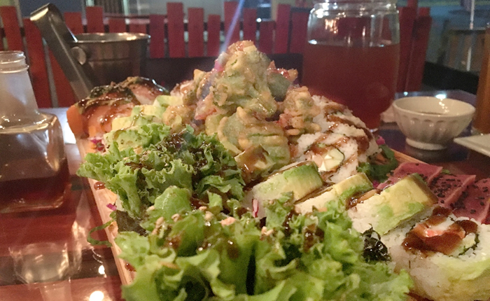 豪快な盛り付けのシナロア寿司