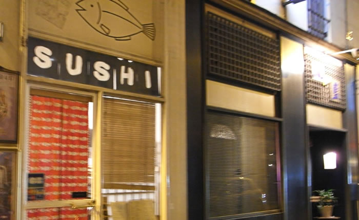 パリの街並みに並ぶ寿司レストラン ※2