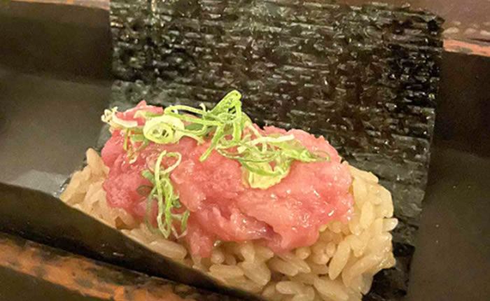 日本の本格的な寿司店を思わせるネギトロの手巻き（ロンドン）
