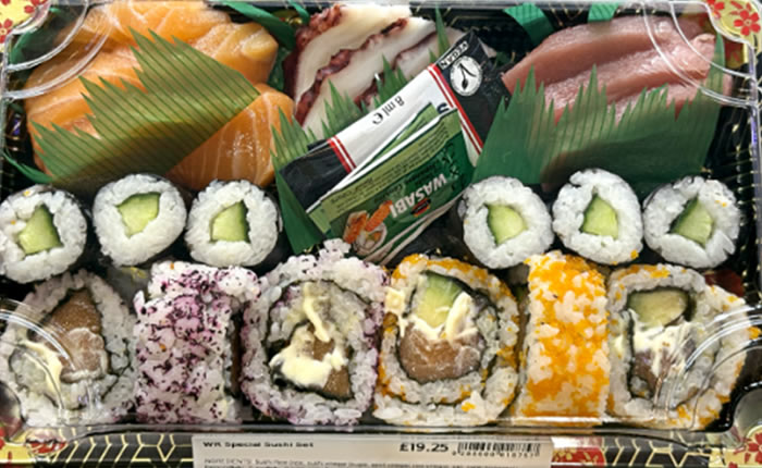 スーパーのSUSHI＆SASHIMIコンボ（19.25ポンド）