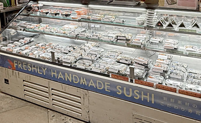 スーパーの冷蔵棚の一角を占めるSUSHIコーナー